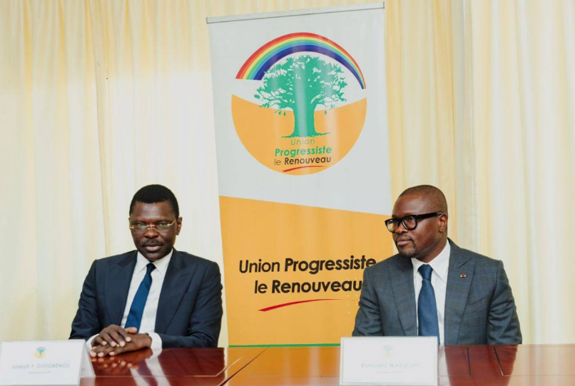 Bénin : Après le BR, Romuald Wadagni reçu au siège de l’UP-Le Renouveau Casimir Vodjo Dernière MàJ : 2 septembre 2025 13h50 Casimir Vodjo Partager 2 min romuald wadagni Joseph Djogbénou et Romuald Wadagni au siège de l'UP-Le Renouveau Partager Après avoir été désigné candidat de la mouvance à la présidentielle de 2026, le ministre de l’Économie et des Finances, Romuald Wadagni, a rencontré ce mardi, la direction exécutive nationale de l’Union Progressiste Le Renouveau (UPR). Ad image Romuald Wadagni reçu au siège de Union Progressiste Le Renouveau Au lendemain de sa visite au siège du Bloc Républicain, le candidat de la mouvance, Romuald Wadagni, s’est rendu ce mardi 02 septembre 2025, au siège de l’Union Progressiste Le Renouveau, le plus grand parti politique du Bénin. Face à ses hôtes, le dauphin désigné de Patrice Talon, a exprimé sa gratitude pour la confiance placée en sa personne. Il a assuré vouloir inscrire son action dans la continuité des réformes entreprises depuis 2016. Les échanges ont porté également sur la nécessité d’élaborer une stratégie politique solide, afin d’assurer un succès électoral dès le premier tour de la présidentielle de 2026. « Le Président Joseph Djogbénou a réservé, ce 2 septembre 2025, au siège national de l’Union Progressiste le Renouveau, un accueil chaleureux au Candidat du parti, M. Romuald Wadagni », a écrit l’UP-Le Renouveau sur sa page Facebook, précisant que « cette rencontre illustre l’unité sans faille et la détermination de la famille progressiste à être le porte-étendard de la continuité et du développement durable de notre pays, le Bénin ». Lire aussi : Recrutement de 150 agents des Douanes béninoises: la liste des candidats retenus disponible Plusieurs personnalités de premier plan, dont le président de l’Assemblée nationale, Louis Vlavonou, la Vice-présidente Mariam Talata et les députés Orden Alladatin, Augustin Ahouanvoébla et Gérard Gbénonchi ont assisté à cette séance. Le porte-étendard de la mouvance présidentielle devrait se rendre aux sièges des autres formations politiques soutenant les actions de Patrice Talon dans les prochains jours.