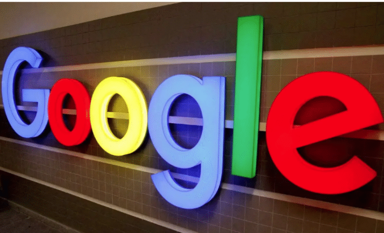 Google victime d’une cyberattaque : 2,5 millions de données Google Ads dérobées Touré Soulémane Dernière MàJ : 14 août 2025 10h29 Touré Soulémane Partager 2 min google Google search Partager Le gang ShinyHunters, en lien avec Scattered Spider, a mené une attaque sophistiquée contre Google en juin. Plus de 2,5 millions de données liées à Google Ads ont été volées. Ad image Google ciblé par les hackers : 2,5 millions de données piratées Google, le plus grand moteur de recherche au monde a été attaqué. En effet, les cybercriminels ont utilisé une technique de phishing vocal pour piéger des employés. Se faisant passer pour le support de Salesforce, ils ont convaincu leurs cibles d’installer une fausse version de l’outil Data Loader. Cette ruse a permis un accès direct à un serveur contenant des données de Google Ads. D’après l’équipe Google Threat Intelligence, aucune faille technique dans Salesforce n’a été exploitée. L’attaque repose sur une ingénierie sociale bien rodée. Elle vise à collecter des identifiants. Une fois les accès obtenus, les pirates ont exfiltré environ 2,55 millions d’enregistrements, principalement des noms d’entreprises, numéros de téléphone et annotations commerciales selon les informations rapportées par Kulture Geek. Google minimise l’ampleur de la fuite. Lire aussi : AG de l'ONU : Les États-Unis refusent des visas à des responsables palestiniens Des données limitées et protégées L’entreprise assure que les données étaient limitées, publiques et rapidement protégées. Les personnes concernées ont été notifiées après la détection de la brèche. Le groupe ShinyHunters, soutenu par Scattered Spider, a revendiqué l’attaque. Ce dernier a orchestré l’intrusion, tandis que ShinyHunters s’est chargé de l’exfiltration et a exigé une rançon de 2,3 millions de dollars en bitcoins. Rappelons que récemment, Bouygues Telecom et Air France ont également été victimes de piratages. Face à la recrudescence des attaques, la sensibilisation des employés aux techniques de phishing devient plus que jamais une priorité.