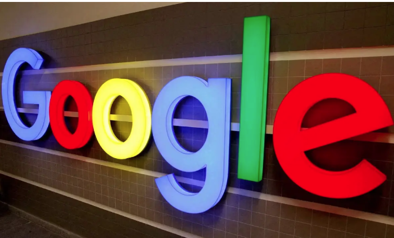 Google victime d’une cyberattaque : 2,5 millions de données Google Ads dérobées Touré Soulémane Dernière MàJ : 14 août 2025 10h29 Touré Soulémane Partager 2 min google Google search Partager Le gang ShinyHunters, en lien avec Scattered Spider, a mené une attaque sophistiquée contre Google en juin. Plus de 2,5 millions de données liées à Google Ads ont été volées. Ad image Google ciblé par les hackers : 2,5 millions de données piratées Google, le plus grand moteur de recherche au monde a été attaqué. En effet, les cybercriminels ont utilisé une technique de phishing vocal pour piéger des employés. Se faisant passer pour le support de Salesforce, ils ont convaincu leurs cibles d’installer une fausse version de l’outil Data Loader. Cette ruse a permis un accès direct à un serveur contenant des données de Google Ads. D’après l’équipe Google Threat Intelligence, aucune faille technique dans Salesforce n’a été exploitée. L’attaque repose sur une ingénierie sociale bien rodée. Elle vise à collecter des identifiants. Une fois les accès obtenus, les pirates ont exfiltré environ 2,55 millions d’enregistrements, principalement des noms d’entreprises, numéros de téléphone et annotations commerciales selon les informations rapportées par Kulture Geek. Google minimise l’ampleur de la fuite. Lire aussi : AG de l'ONU : Les États-Unis refusent des visas à des responsables palestiniens Des données limitées et protégées L’entreprise assure que les données étaient limitées, publiques et rapidement protégées. Les personnes concernées ont été notifiées après la détection de la brèche. Le groupe ShinyHunters, soutenu par Scattered Spider, a revendiqué l’attaque. Ce dernier a orchestré l’intrusion, tandis que ShinyHunters s’est chargé de l’exfiltration et a exigé une rançon de 2,3 millions de dollars en bitcoins. Rappelons que récemment, Bouygues Telecom et Air France ont également été victimes de piratages. Face à la recrudescence des attaques, la sensibilisation des employés aux techniques de phishing devient plus que jamais une priorité.